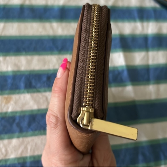 Tory Burch Robinson Wallet - Picture 6 of 8